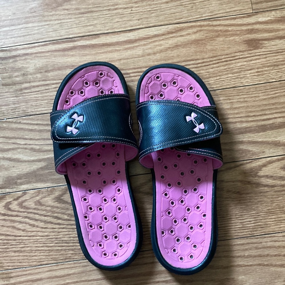 WOMENS UNDER ARMOUR PLAYMAKER V SLIDE SANDALS BLACK/FLUO PINK